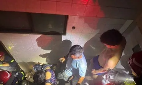 Cháy tiệm bánh ở TPHCM, cứu hai người bị mắc kẹt