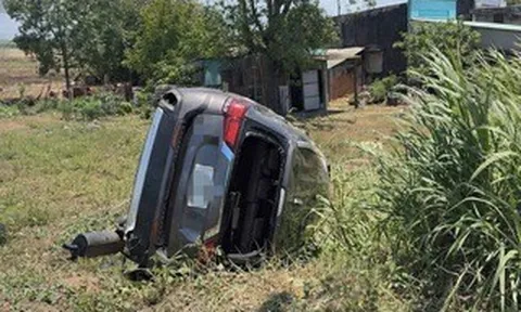 Tông xe dừng bên đường, ô tô lao xuống vệ đường lật ngửa, 3 người mắc kẹt bên trong