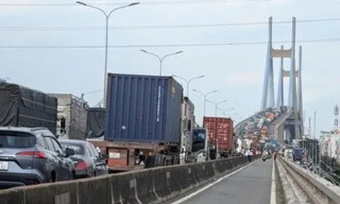 Phát hiện thi thể bé trai còn dây rốn dưới chân cầu Phú Mỹ, TPHCM