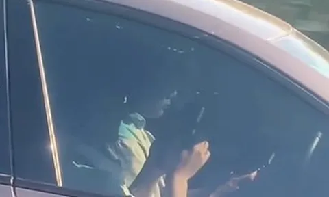 CSGT cải trang, ghi hình tài xế ô tô dùng điện thoại khi lái xe