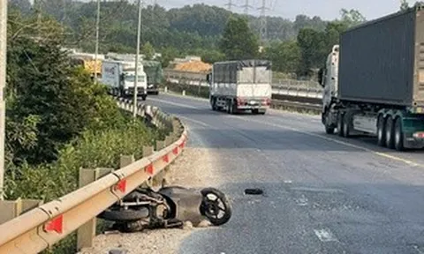 Bị văng khỏi đường sau va chạm với xe đầu kéo, một người chết