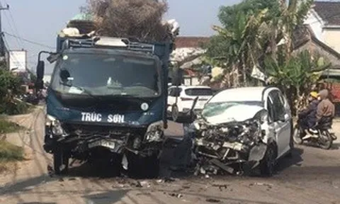 Xe tải và xe con tông nhau ở Đà Nẵng, 1 phụ nữ tử vong