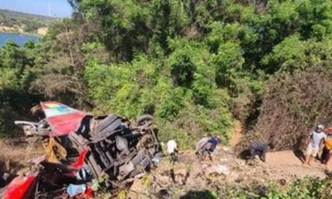 Hiện trường xe khách lao xuống vực ven hồ Bàu Trắng khiến 4 người tử vong
