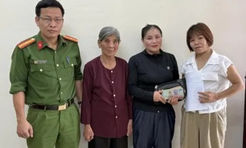 Nhặt được hơn 56 triệu đồng, con dâu cùng mẹ chồng nhờ công an tìm người trả lại