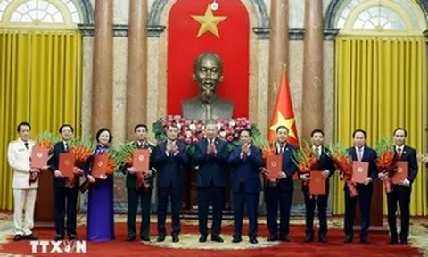 Tổng Bí thư, Chủ tịch nước Tô Lâm 
trao Quyết định bổ nhiệm các thành viên Chính phủ