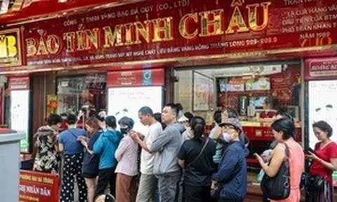 Ông chủ bị khởi tố, cửa hàng Bảo Tín Minh Châu vẫn đông khách chờ mua bán vàng