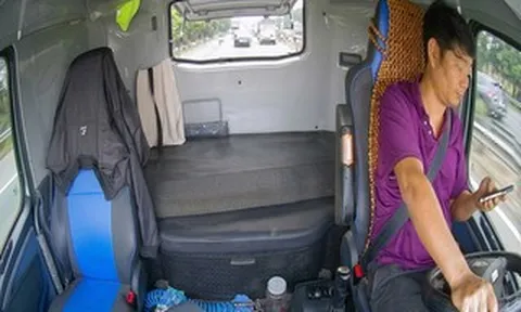 Hai tài xế bị phạt vì vừa lái xe, vừa dùng điện thoại