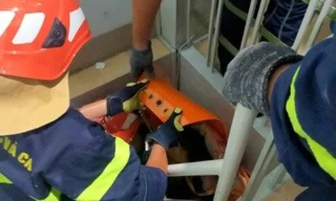 Cảnh sát TPHCM vừa hỗ trợ một cụ ông "thoát chết"