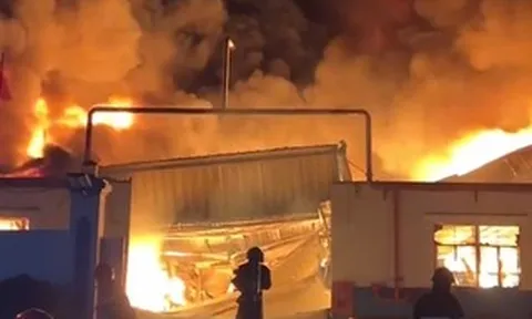 Cháy lớn kèm nhiều tiếng nổ tại một công ty ở TPHCM