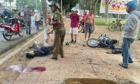 Xe máy chở 3 tông vào gốc cây, 2 thiếu niên tử vong