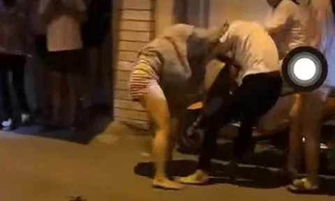 VIDEO: Hai nhóm phụ nữ đánh nhau, nhiều người vây quanh quay clip