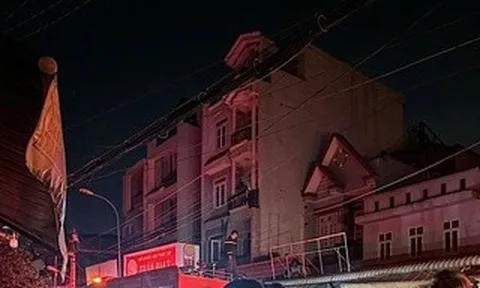 Vụ cháy nhà trọ ở TPHCM: Lính cứu hộ băng mình xuyên qua khói lửa cứu người