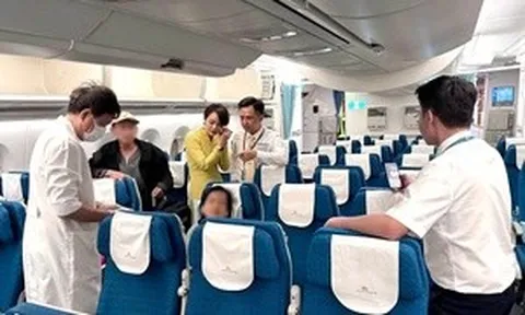 2 bác sĩ nước ngoài cứu khách Việt bất tỉnh trên chuyến bay của Vietnam Airlines