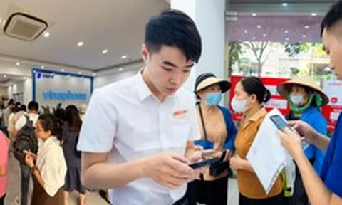 Cảnh tượng khó tin tại các chi nhánh Viettel, Vinaphone, MobiFone sáng 15/4: Sợ bị khóa SIM, nhiều người dân xếp hàng từ sớm để xác thực thông tin thuê bao