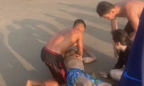 Clip 49 giây ghi lại cảnh cứu và sơ cứu 2 vợ chồng du khách ngay trên bãi biển Vũng Tàu