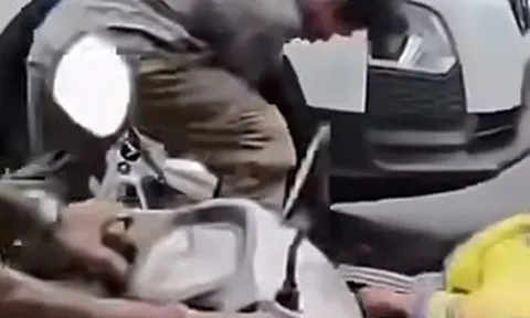 Tài xế xe ôm công nghệ bị co giật trên đường ở TPHCM suýt bị ô tô cán qua người