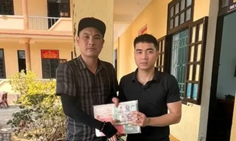 Bất ngờ thấy chiếc cặp ven đường, bên trong là 350 triệu đồng