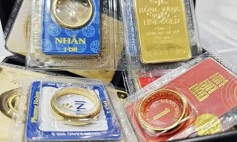 Giá vàng miếng SJC và vàng nhẫn rút nhanh cách biệt với giá thế giới