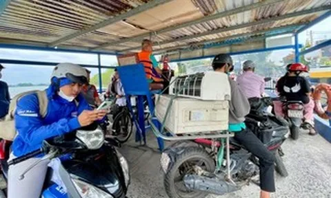 Khách đi phà Bình Quới, TPHCM vẫn "quên" áo phao
