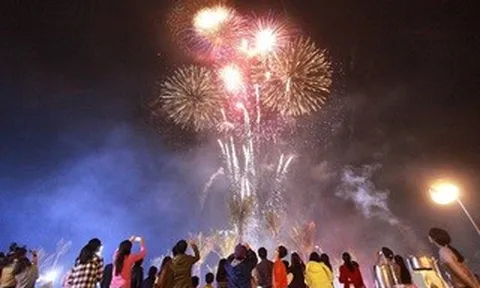 Bắn pháo hoa 15 phút tại lễ khai mạc du lịch biển Sầm Sơn