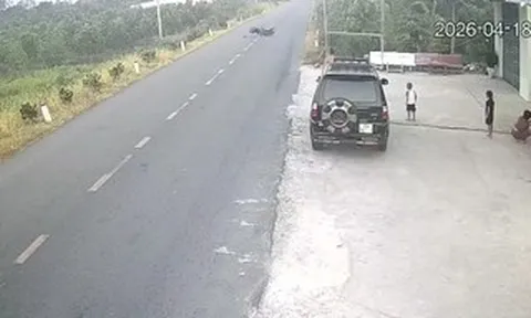 Va phải quả bóng lăn ra đường, người đàn ông đi xe máy thiệt mạng