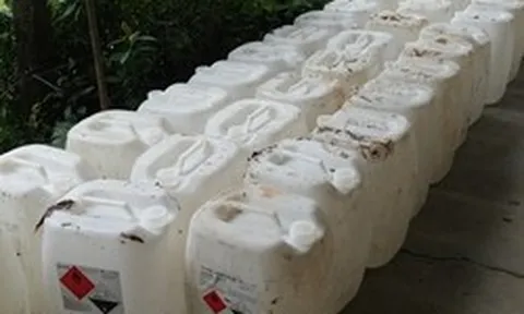 Theo dõi 2 mẹ con khả nghi, công an triệt phá đường dây sản xuất giấm giả từ axit và nước lã trong suốt 8 năm, tịch thu 1.000 lít sản phẩm