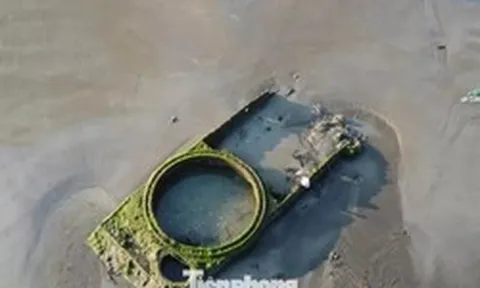 Cận cảnh vật thể giống xác xe tăng ở biển Quy Nhơn