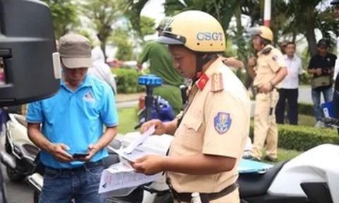 CSGT TPHCM xử lý tài xế vi phạm giao thông ở sân bay Tân Sơn Nhất