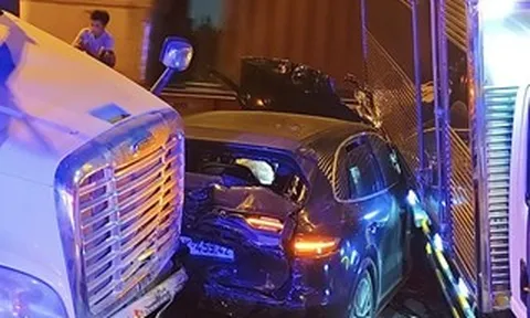 Tai nạn liên hoàn ở dốc cầu Phú Mỹ, các xe dính chặt nhau