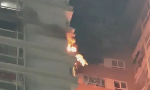 CLIP: Cháy căn hộ tầng 16 chung cư ở TPHCM, khói đen bao trùm