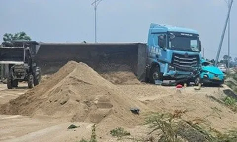 Xe tải tông taxi, một hành khách tử vong