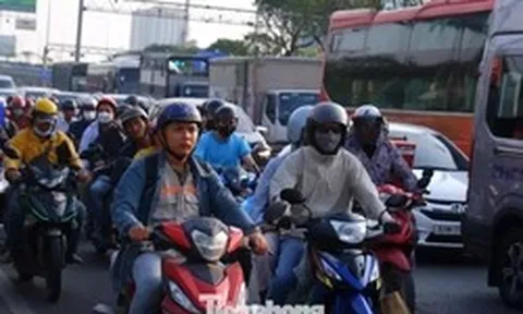 Ùn ùn rời thành phố nghỉ lễ, cửa ngõ TPHCM đông nghịt từ sáng sớm