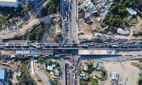 Cửa ngõ phía Đông - Tây TPHCM ùn tắc trong ngày đầu nghỉ Giỗ Tổ Hùng Vương