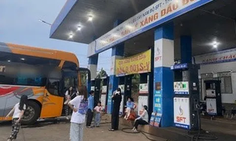 Hy hữu: Hàng chục hành khách bị "bỏ rơi" giữa đường, buộc phải đóng thêm tiền