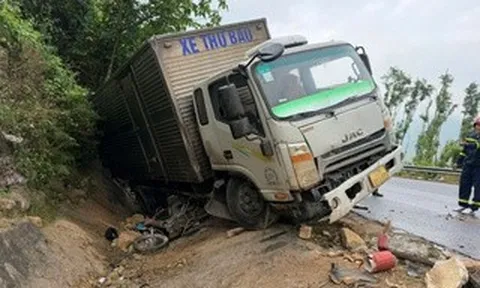 Xe tải đổ đèo nghi mất lái tông xe máy, 2 người thương vong
