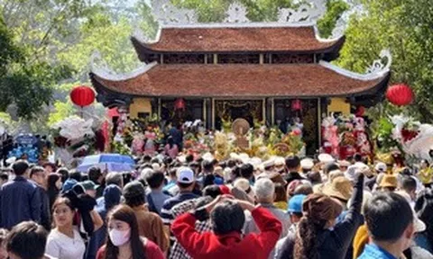 CLIP: Vượt 633 bậc thang lên dâng hương trong ngày Giỗ Tổ Hùng Vương tại Đà Lạt