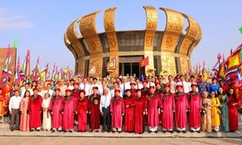 Đông đảo người dân, du khách dâng hương tại Đền thờ Vua Hùng ở TP Cần Thơ