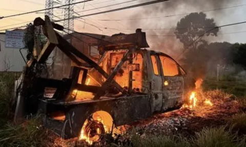 Lâm Đồng: Xe cứu hộ bất ngờ cháy rụi lúc rạng sáng