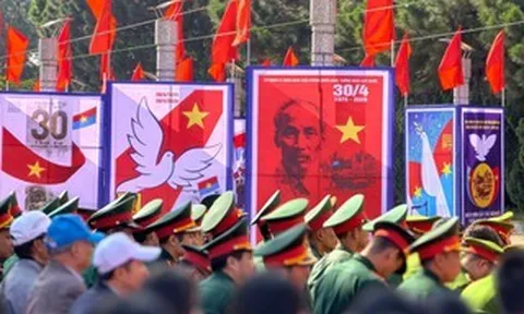 Ngắm không gian Triển lãm tranh Lễ 30-4 tại Quảng trường Lâm Viên