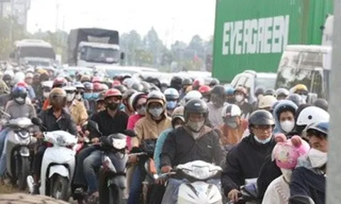 Dòng người từ TPHCM đổ về miền Tây nghỉ lễ 30-4, nhiều tuyến đường quá tải