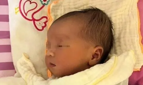 Bé trai kháu khỉnh bị bỏ rơi trong chùa ở TPHCM