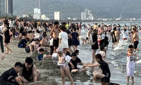 Cận cảnh người dân và du khách đổ dồn về bãi biển Đà Nẵng chiều 30-4