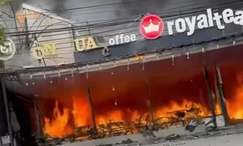 Cháy lớn thiêu rụi nhiều gian hàng, khói bốc cao hàng trăm mét