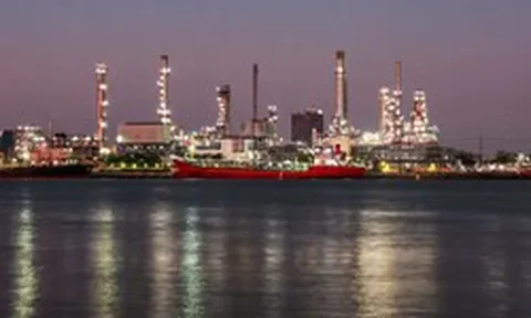 Một cú nghẽn ở Hormuz, Đông Nam Á buộc phải xoay trục - đi nửa vòng trái đất để săn dầu mỏ