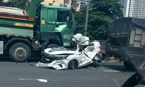 Ô tô bị "vò nát" sau tai nạn liên hoàn, tài xế thoát chết