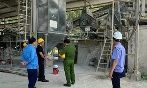 Bị máy xúc đè vào người, người đàn ông tử vong thương tâm