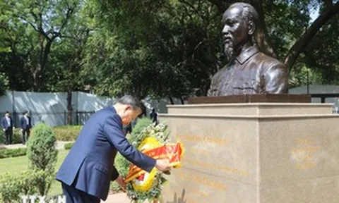 Tổng Bí thư, Chủ tịch nước Tô Lâm tưởng niệm Lãnh tụ Mahatma Gandhi và Chủ tịch Hồ Chí Minh