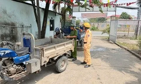 Tạm giữ 12 xe ba gác ở chợ đầu mối nông sản Thủ Đức