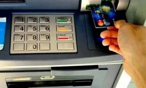 Người dân ngày càng ít dùng tiền mặt, số cây ATM giảm dần