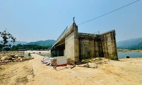 Cầu gần 80 tỉ đồng xây xong "mỏi mòn" chờ đường dẫn